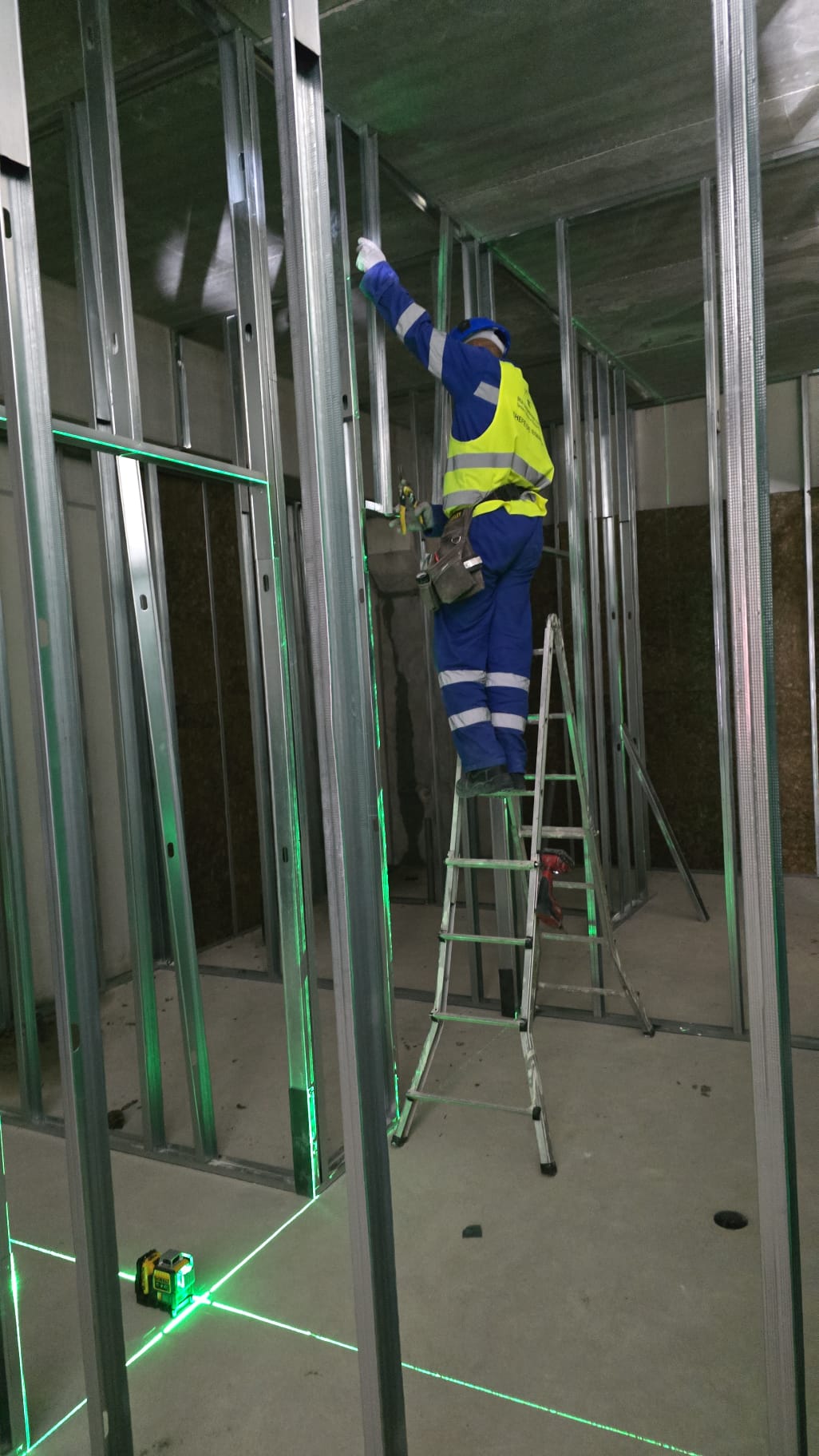 Profissional da BDA a montar divisórias de pladur na Refinaria de Sines
